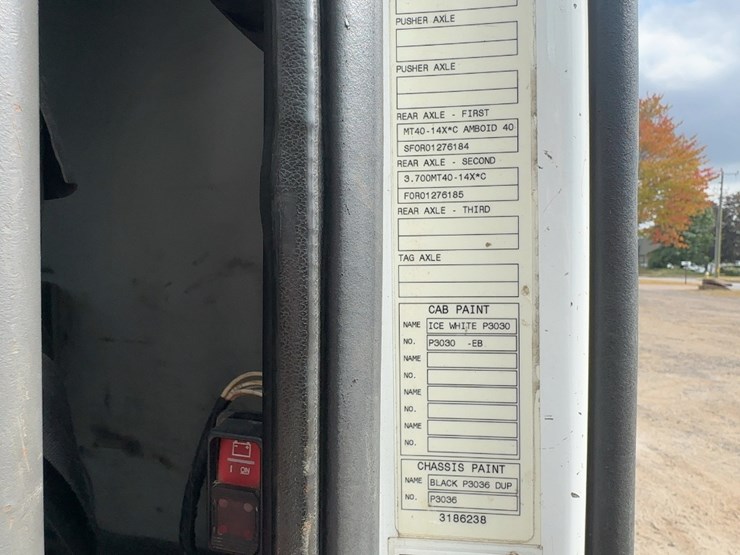 2012-volvo-vnl62t300-image-29