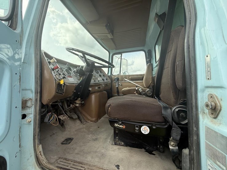 1995-ford-l9000-image-101