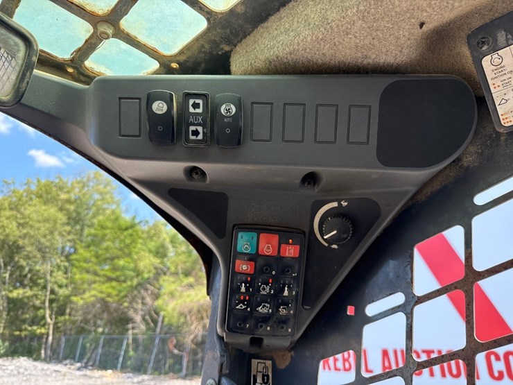 2019-deere-325g-image-27