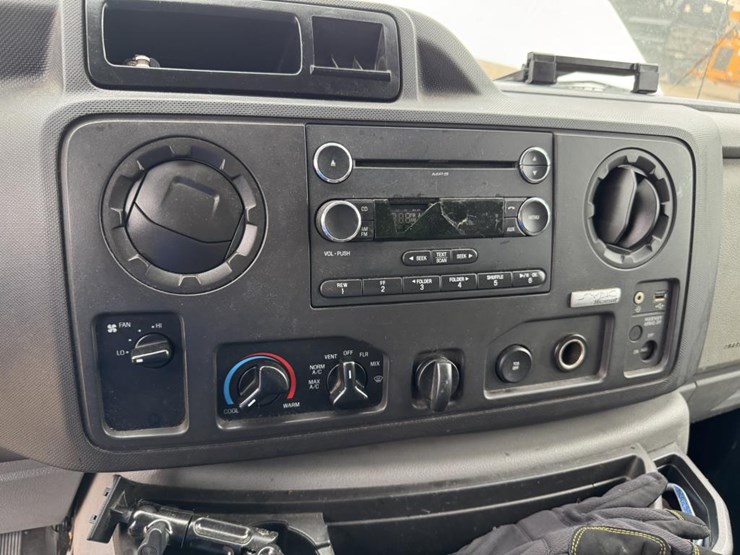 2013-ford-cargo-image-34