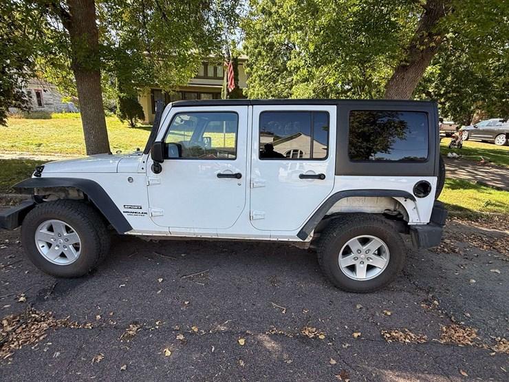 2011-jeep-wrangler-sport-image-13