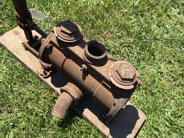 steam-engine-water-wagon-pump-image-3