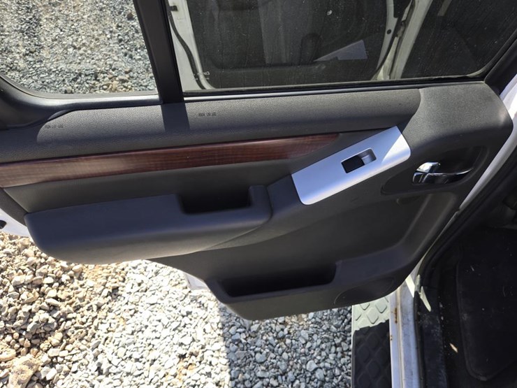 2009-nissan-pathfinder-le-image-32