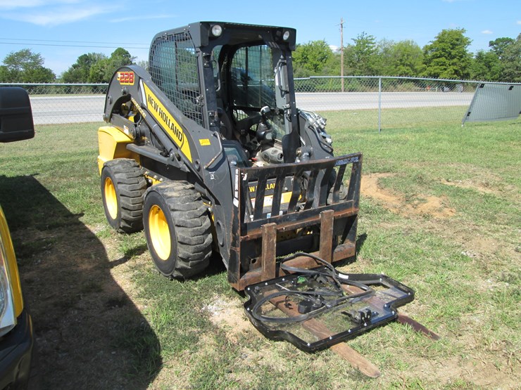 new-holland-l228-image-2