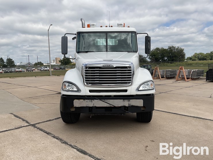 2006-freightliner-columbia-120-image-2