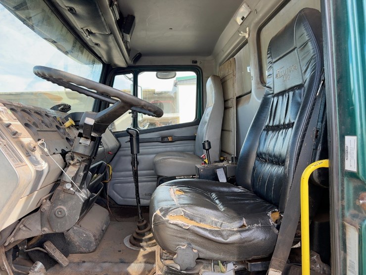 2000-freightliner-fl112-image-20