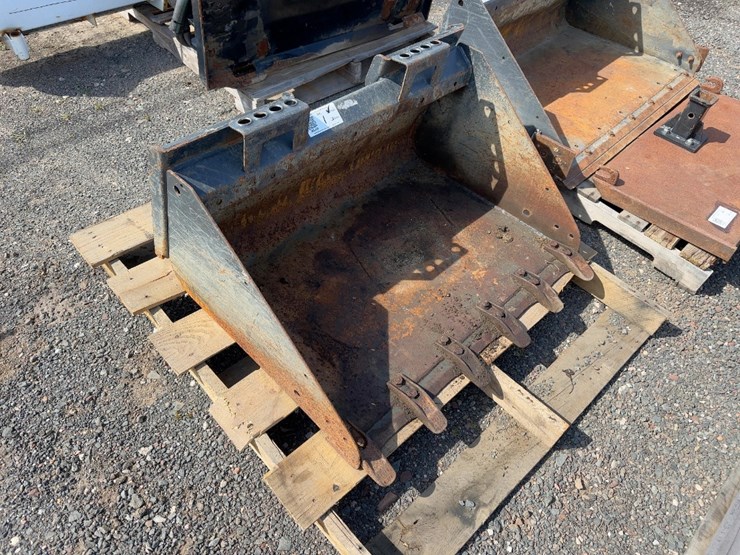 bobcat-36"-bucket-with-teeth-image-1
