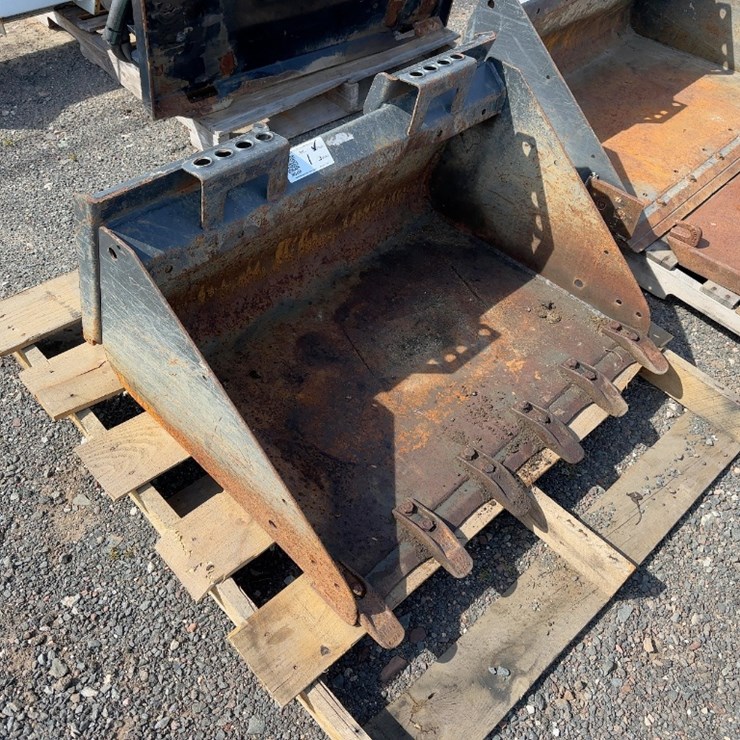 BOBCAT 36" BUCKET WITH TEETH