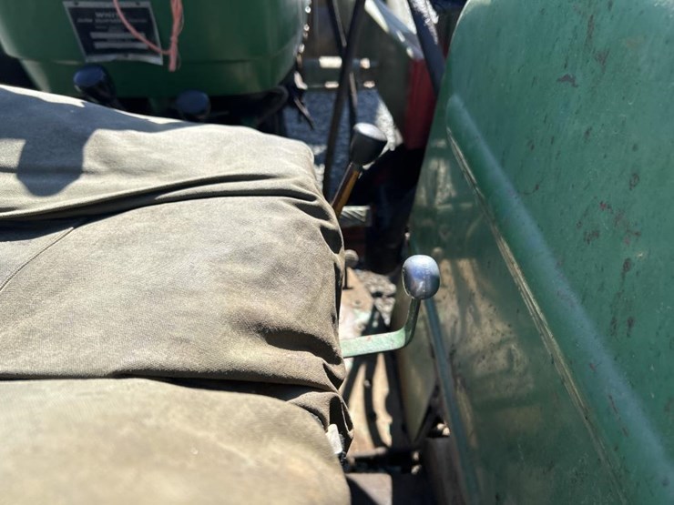 #5217-•-oliver-tractor-w/-loader-image-47