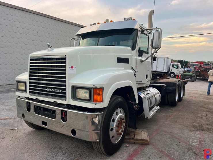 2011-mack-pinnacle-t/a--60k-hyd-winch-truck-image-7