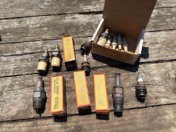 vintage-spark-plug-assortment-image-1