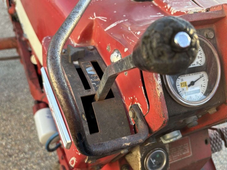 1971-farmall-656-hydro-diesel-tractor,-fenders,-wf,-540-pto,-3pt,-2-hyd,-16.9-38-rears,-7.50-16-fron-image-26