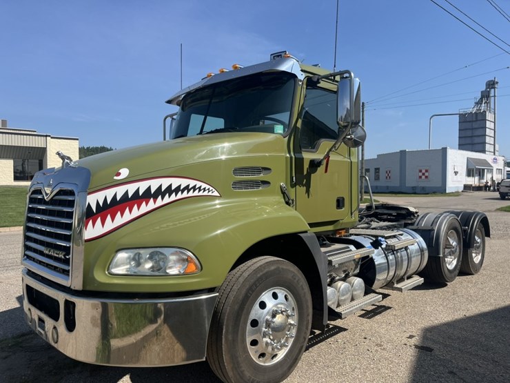 #1247-•-2015-mack-cxu612-day-cab-truck-tractor-image-1