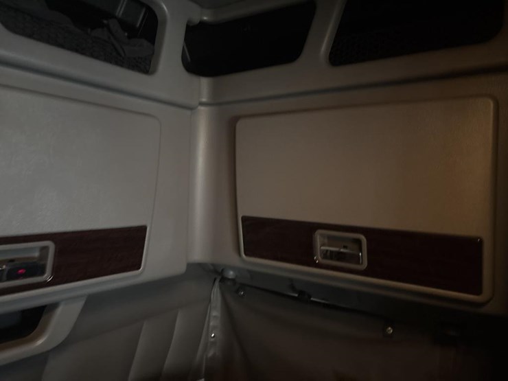 2020-peterbilt-389-image-30