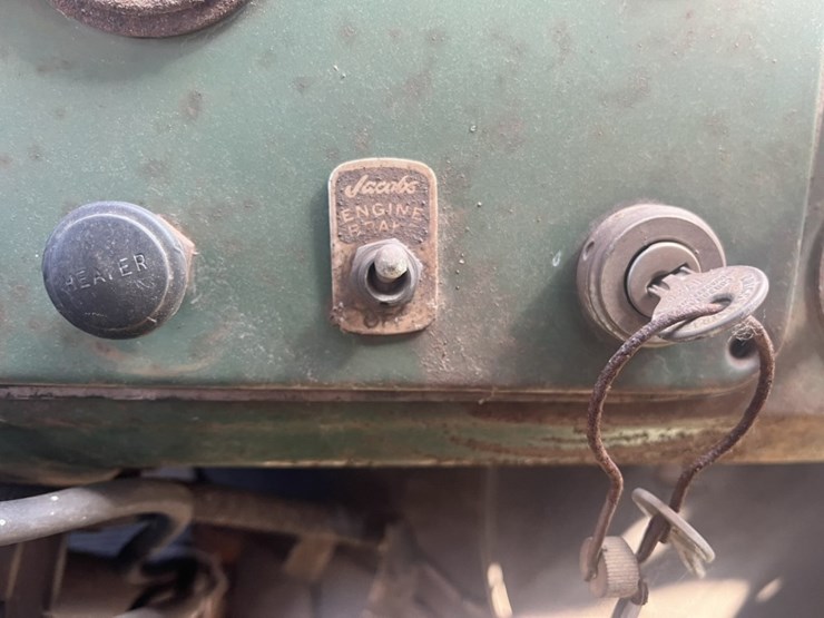 #1606-•-mack-diesel-day-cab-truck-tractor-image-48