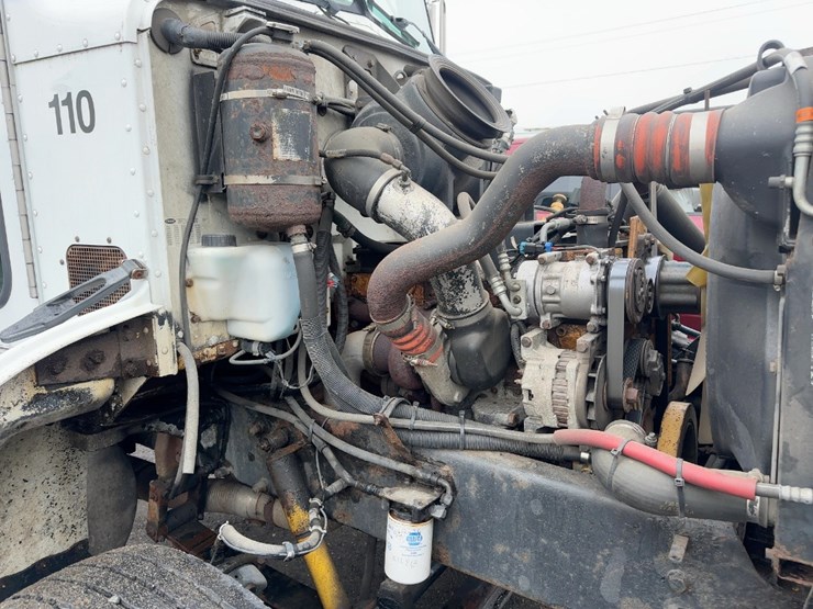 2004-peterbilt-330-image-10