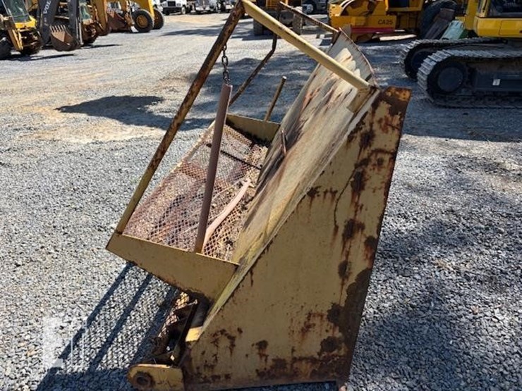 dump-truck-spreader-tailgate-image-6