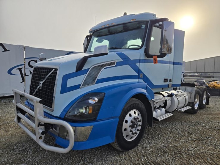 2015-volvo-10-image-1