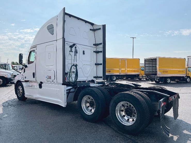 2022-freightliner-cascadia-126-image-2