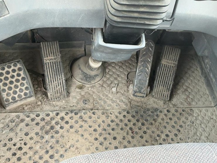 2006-volvo-a25d-image-44