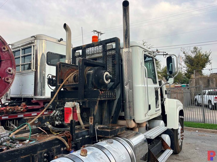 2011-mack-pinnacle-t/a--60k-hyd-winch-truck-image-2