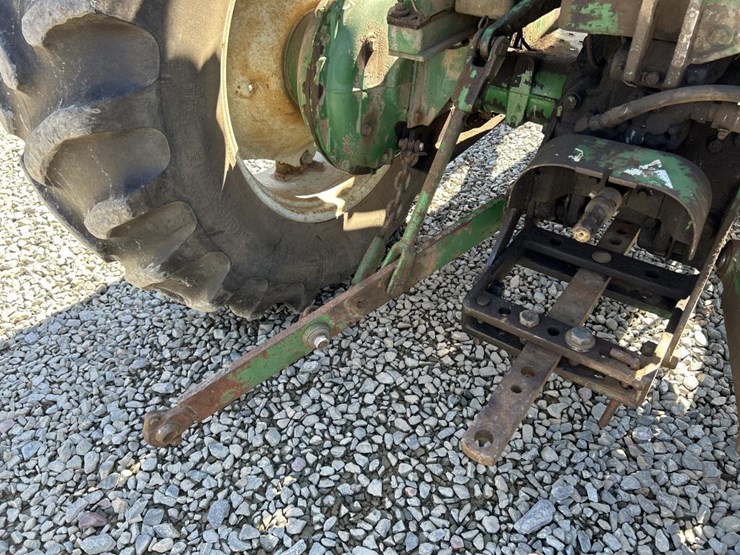 #5217-•-oliver-tractor-w/-loader-image-35
