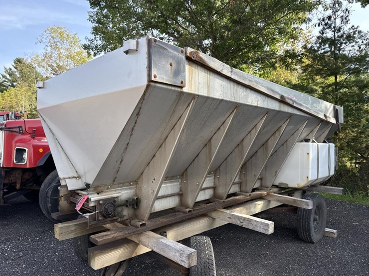 #1224-•-15’-v-box-stainless-steel-salt-spreader-image-1