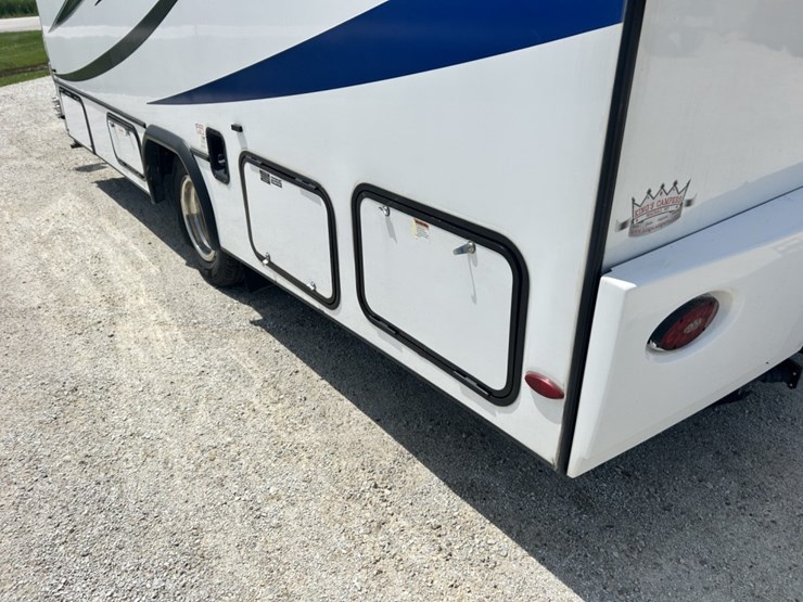 2022-ford-e350-image-16