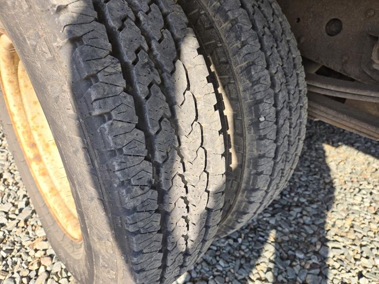 2017-isuzu-npr-image-41