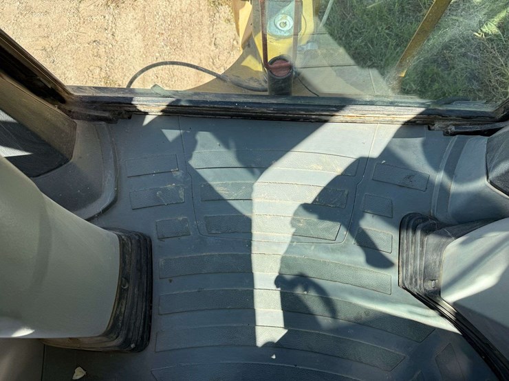 2014-caterpillar-420f-image-56