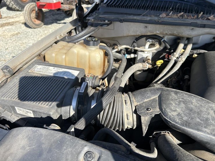 2005-gmc-2500-image-35