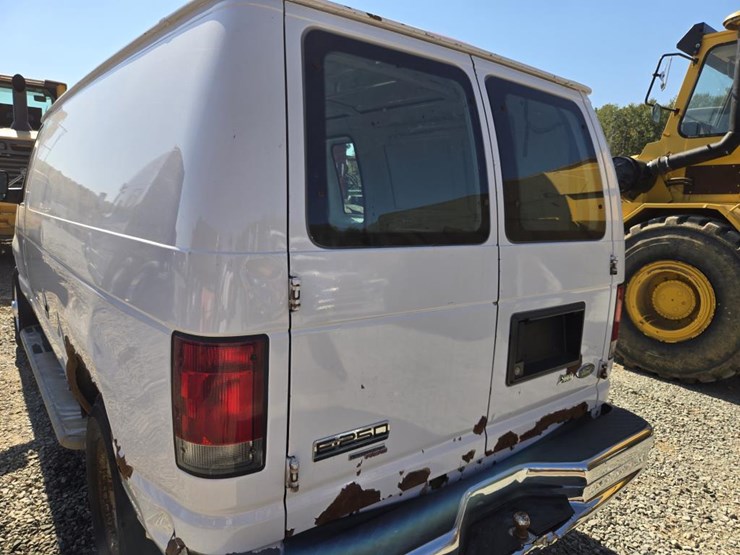 2013-ford-cargo-image-20