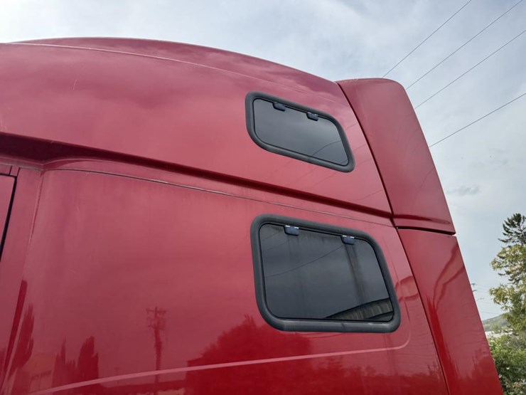#1097-•-2006-volvo-ve-d12-sleeper-semi-tractor-image-15