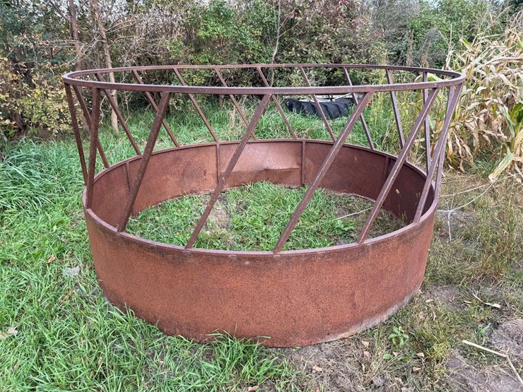 round-bale-feeder-with-skirt-image-1