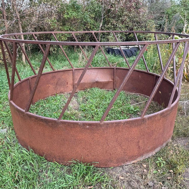 Round Bale Feeder with Skirt