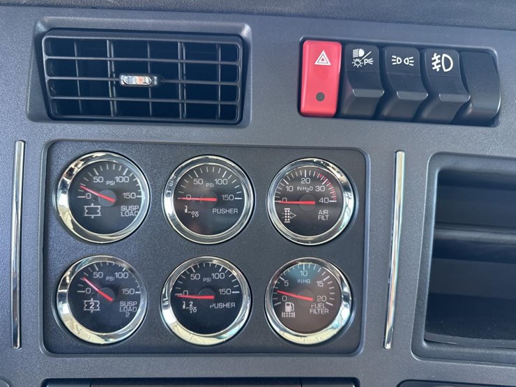 2025-kenworth-t880-image-36