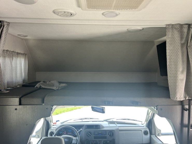 2022-ford-e350-image-47