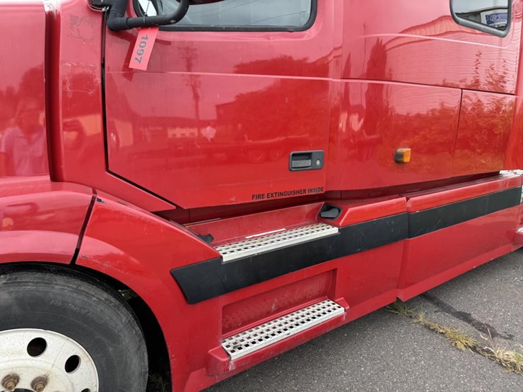 #1097-•-2006-volvo-ve-d12-sleeper-semi-tractor-image-14
