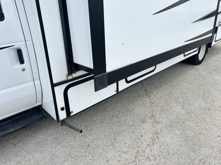 2021-ford-e450-image-12