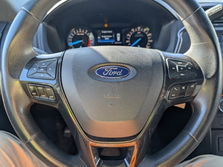 2017-ford-explorer-image-27