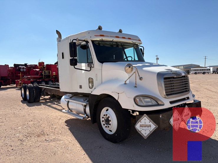 2006-freightliner-columbia-120-image-2