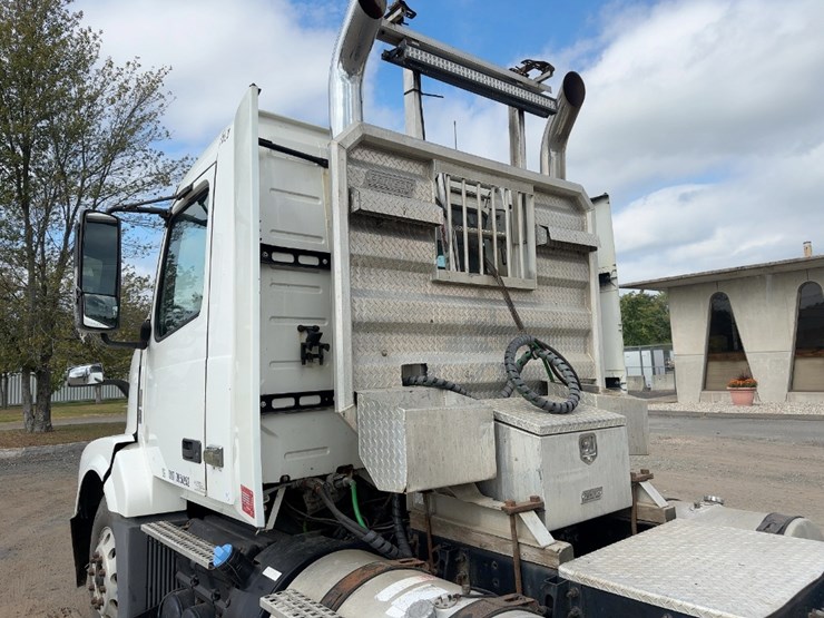 2012-volvo-vnl62t300-image-20