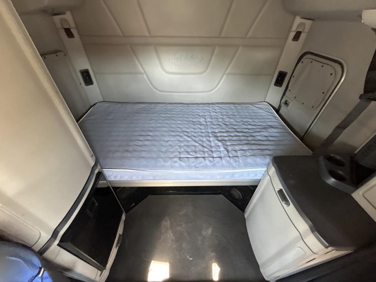 2019-peterbilt-579-image-66