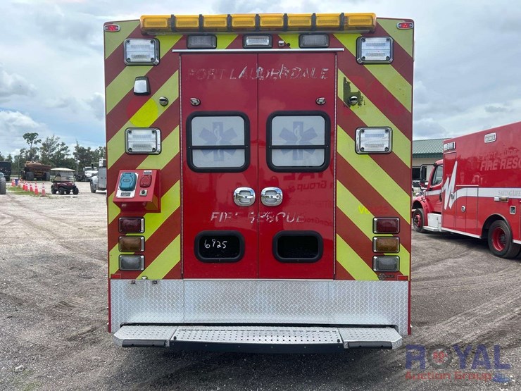 2016-freightliner-m2-106-braun-ambulance-image-23