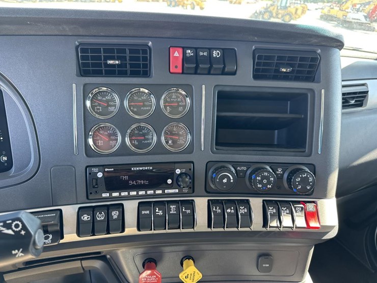 2025-kenworth-t880-image-35