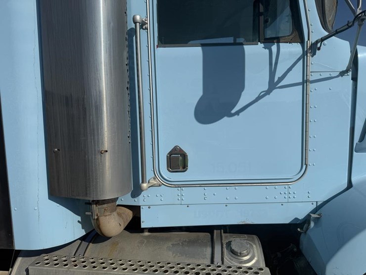 2015-kenworth-t800-image-11