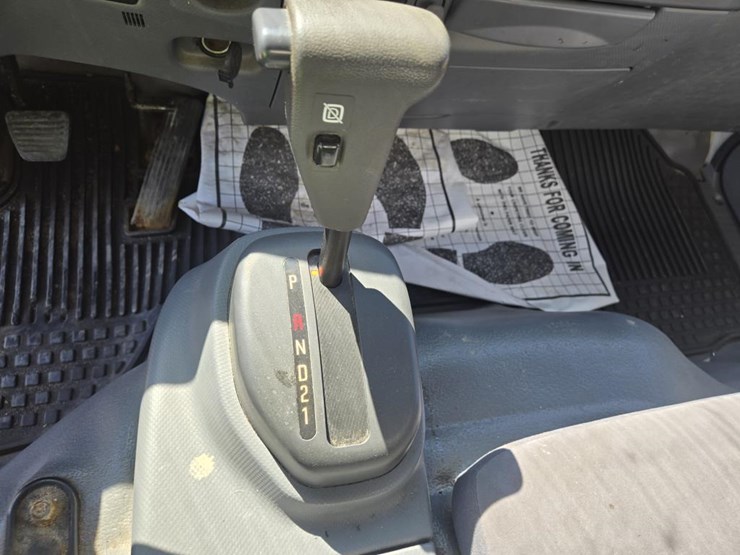 2015-isuzu-npr-hd-image-31