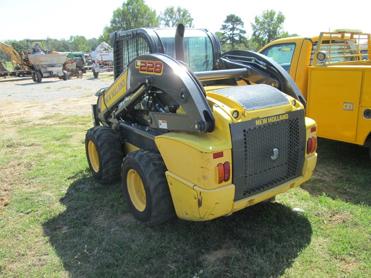 new-holland-l228-image-4