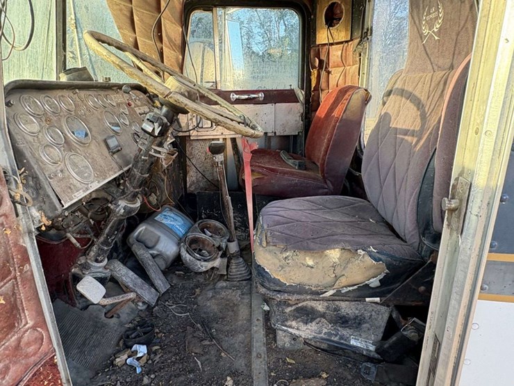 1977-peterbilt-359-image-29