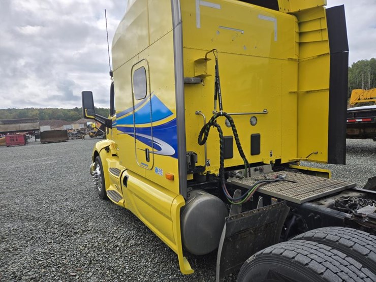 2019-peterbilt-579-image-13